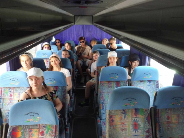 członkowie zespołu Kalina siedzący w autokarze w drodze do Macedonii Północnej