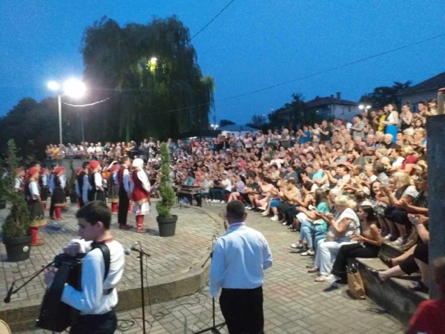 widownia pełna mieszkańców miejscowości Gradsko oglądająca taniec młodzieży macedońskiej