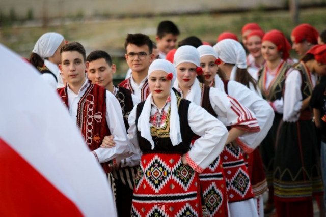 Zespół macedoński w strojach ludowych stojący w parach