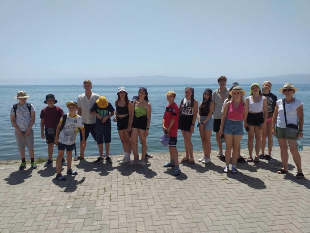 Grupa młodzieży stojąca na promenadzie nad brzegiem Jeziora Ohrydzkiego
