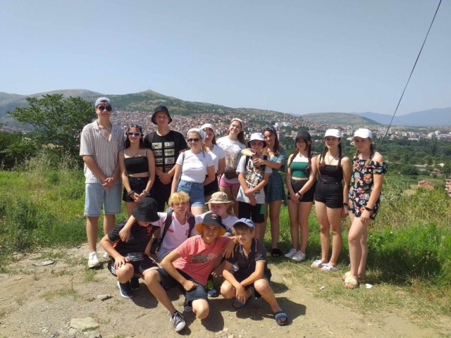 Zespół Kalina pozujący do zdjęcia na tle panoramy miasta Weles w Macedonii Północnej