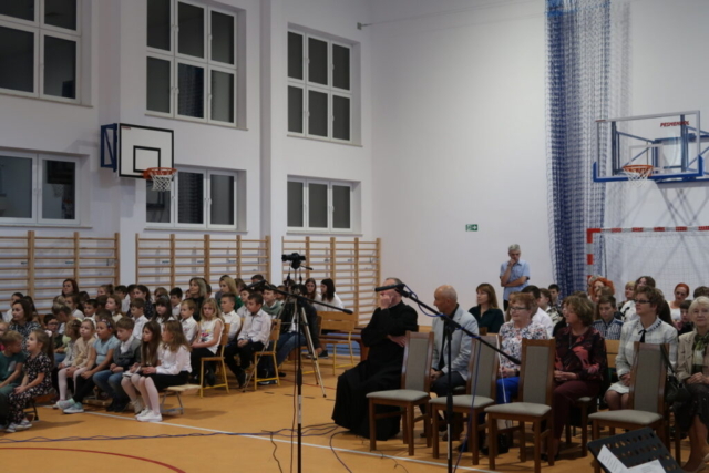 Zebrani na uroczystości goście oraz uczniowie szkoły w Niebocku słuchają przemówienia dyrekcji szkoły.