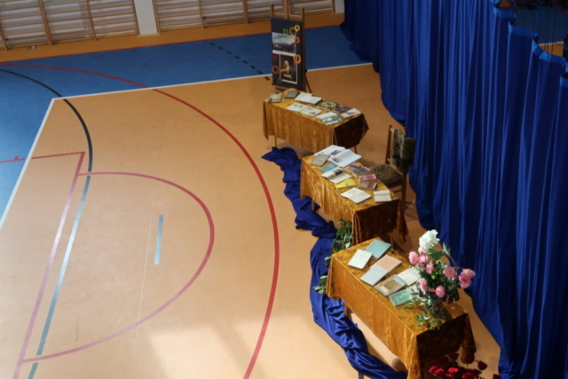 Dekoracja przedstawiająca ekspozycję starych podręczników i książek oraz portret H. Kołłątaja wykonana z okazji święta Komisji Edukacji Narodowej