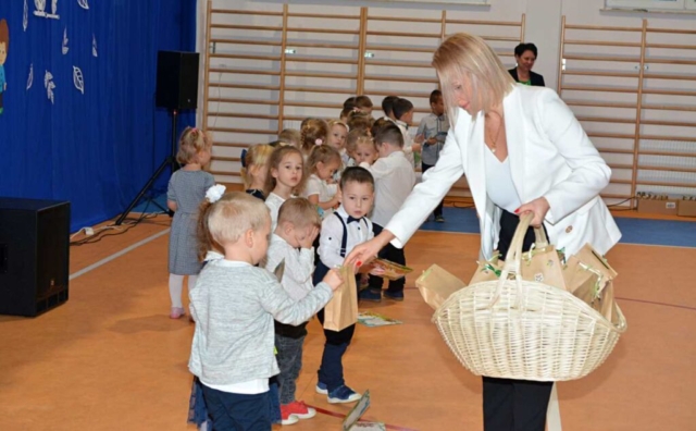 Przewodnicząca Rady Rodziców wręcza dzieciom upominki z okazji pasowania na przedszkolaka.