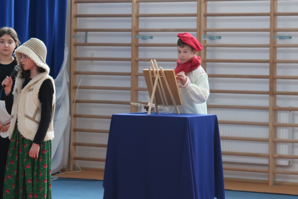 Na zdjęciu chłopiec w roli malarza z boku dziewczynka grająca żebraczkę i służącą.