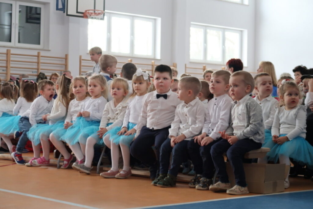 Dzieci przedszkolne w odświętnych strojach oczekują na występ