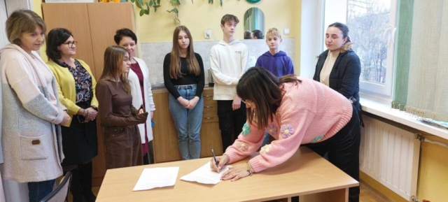 Mama Szymonka w obecności komisji odbiera zebrane datki na leczenie syna