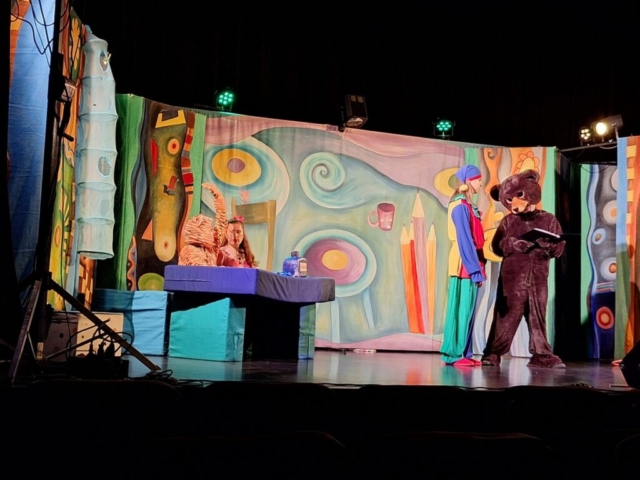 Czwórka aktorów - miś, pajac, lalka i tygrysek ogrywa scenkę w szkole