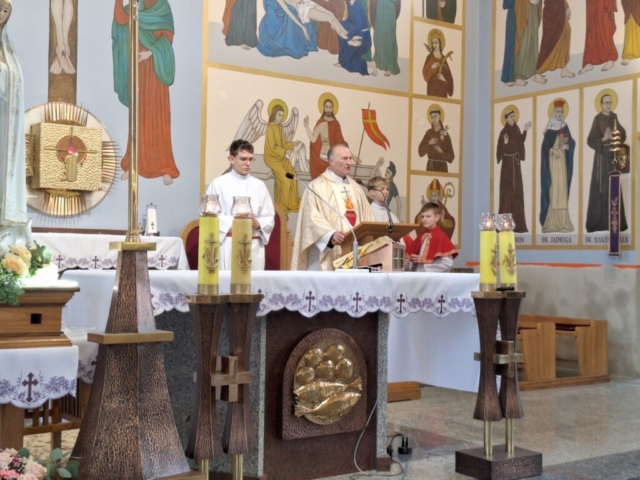 W kościele ksiądz proboszcz odprawia Mszę Św. przy nim stoi trzech ministrantów