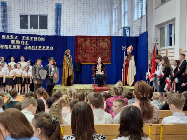 Na zdjęciu widać dzieci odgrywające scenę z królem Władysławem. Na pierwszym planie zebrana publiczność.