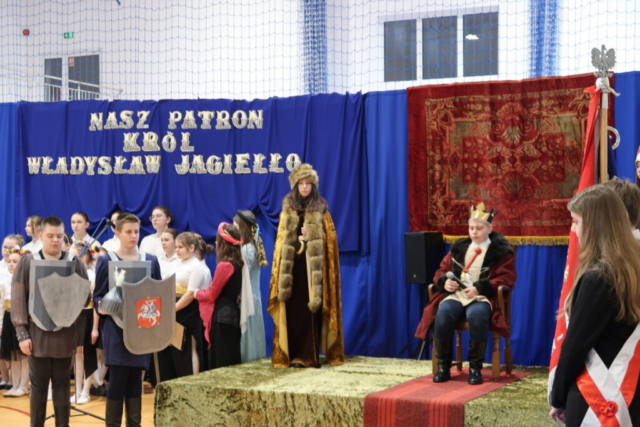 Na zdjęciu widać dzieci odgrywające scenę z królem Władysławem. W tle okolicznościowa dekoracja.