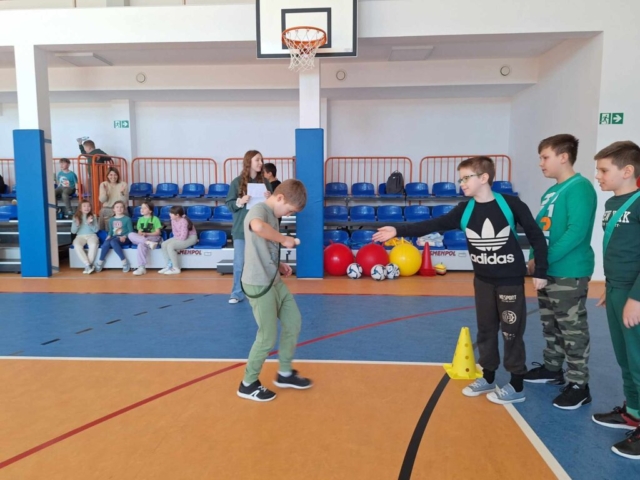 Uczniowie biorą udział w jednej z konkurencji sportowej