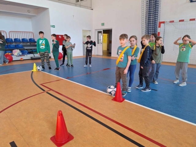 Uczniowie przygotowują się do jednej z konkurencji sportowych